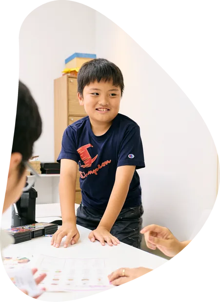 教室で笑顔を見せる男の子