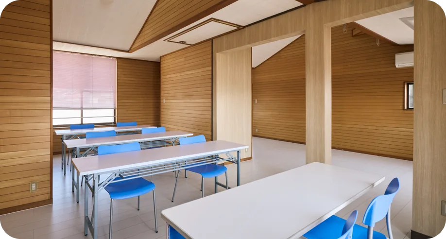 D.School 寺部校の教室(木の壁の広い室内)